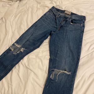 The summer Jean from every lane. Size 25 regular. Cute distressed jeans